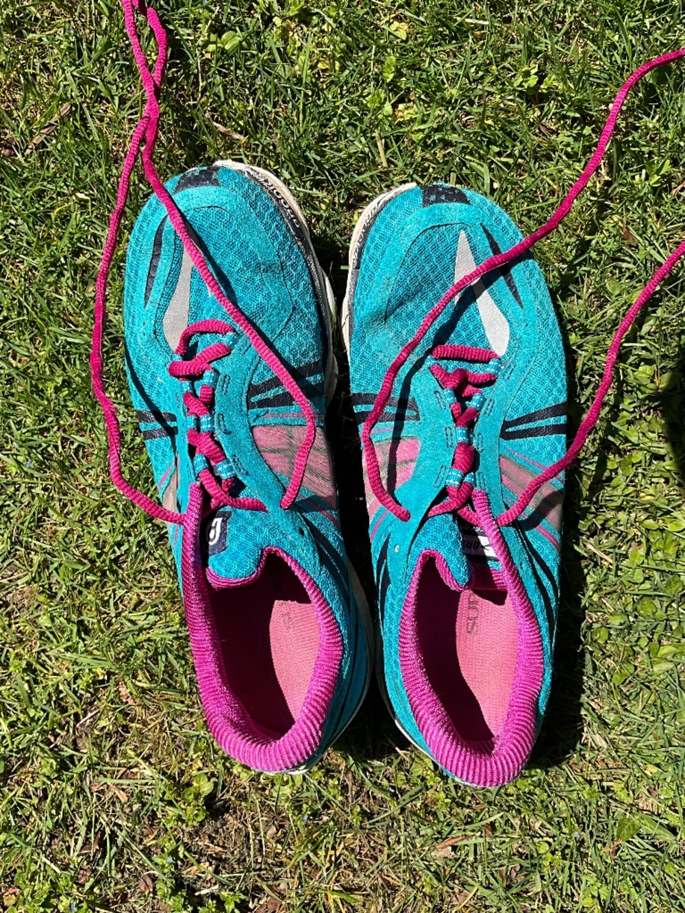 Brooks sneakers, size 8.5, blue/pink